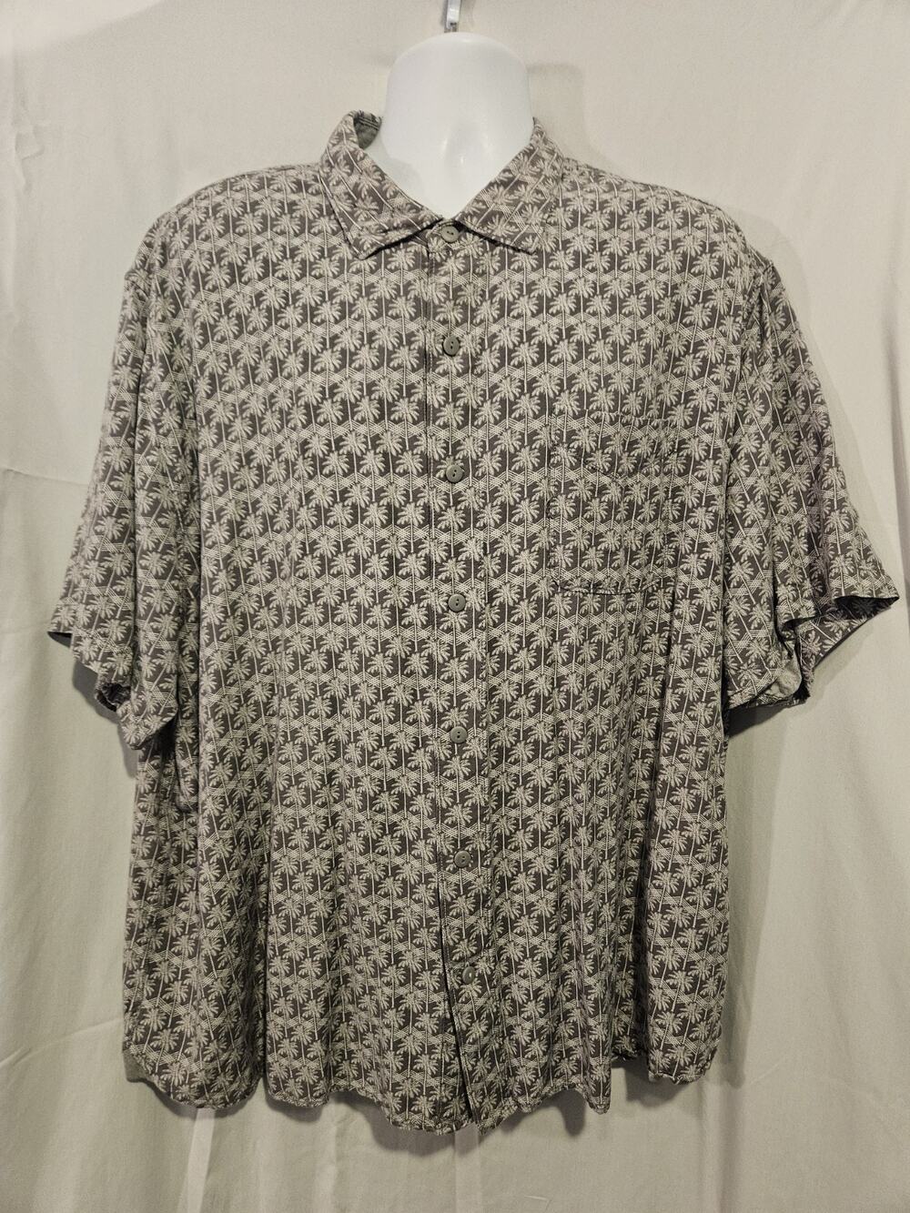 Tommy Bahama Men's Shirt Sz XXL Gray And White Palm Trees Hawaiian 100% Viscose